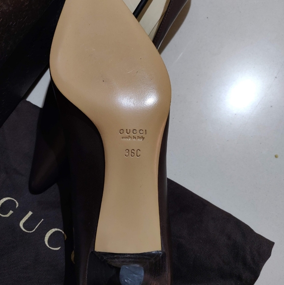Gucci pointed toe, kitten heels, leather pumps - Picture 2 of 2